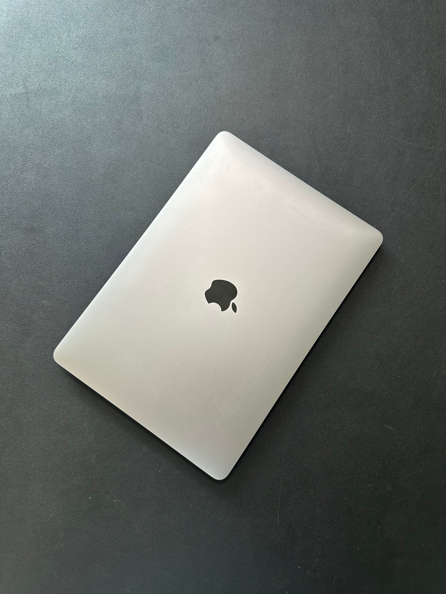 MacBook Air 13" 2020 / i5 / 8 RAM / 250 SSD