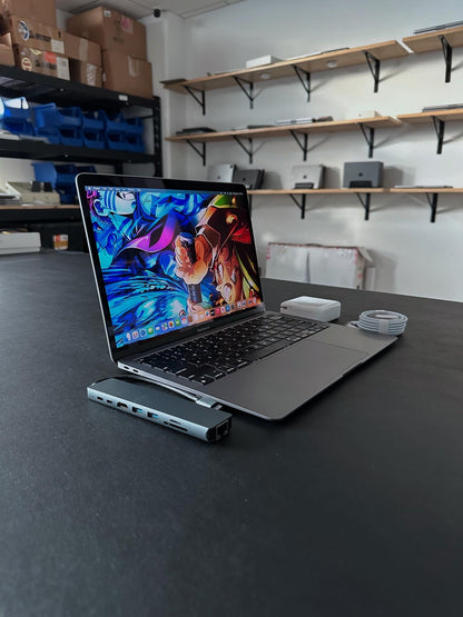 Macbook Air 13” 2020 / M1 / 8 RAM / 250 SSD