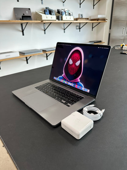 Macbook pro 16" 2019 / Core i7 / 16RAM / 500SSD