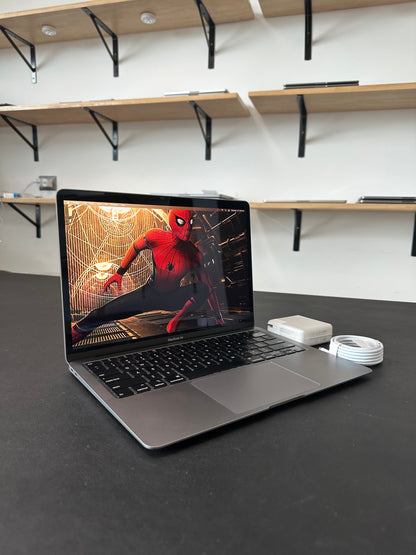 MacBook Air 13" 2020 / i5 / 8 RAM / 250 SSD