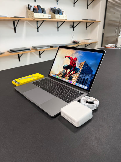 MacBook Pro 13" 2018 / Core i7 / 16RAM / 256SSD