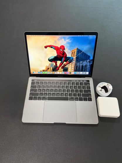 MacBook Pro 13" 2018 / Core i7 / 16RAM / 256SSD