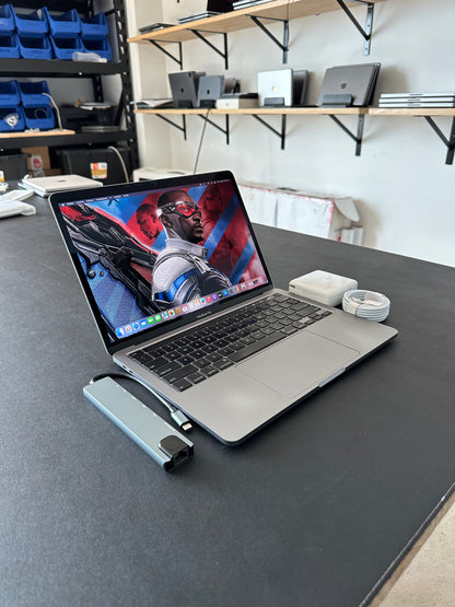 MacBook Pro 13" 2022 / M2 / 16 RAM / 250 SSD